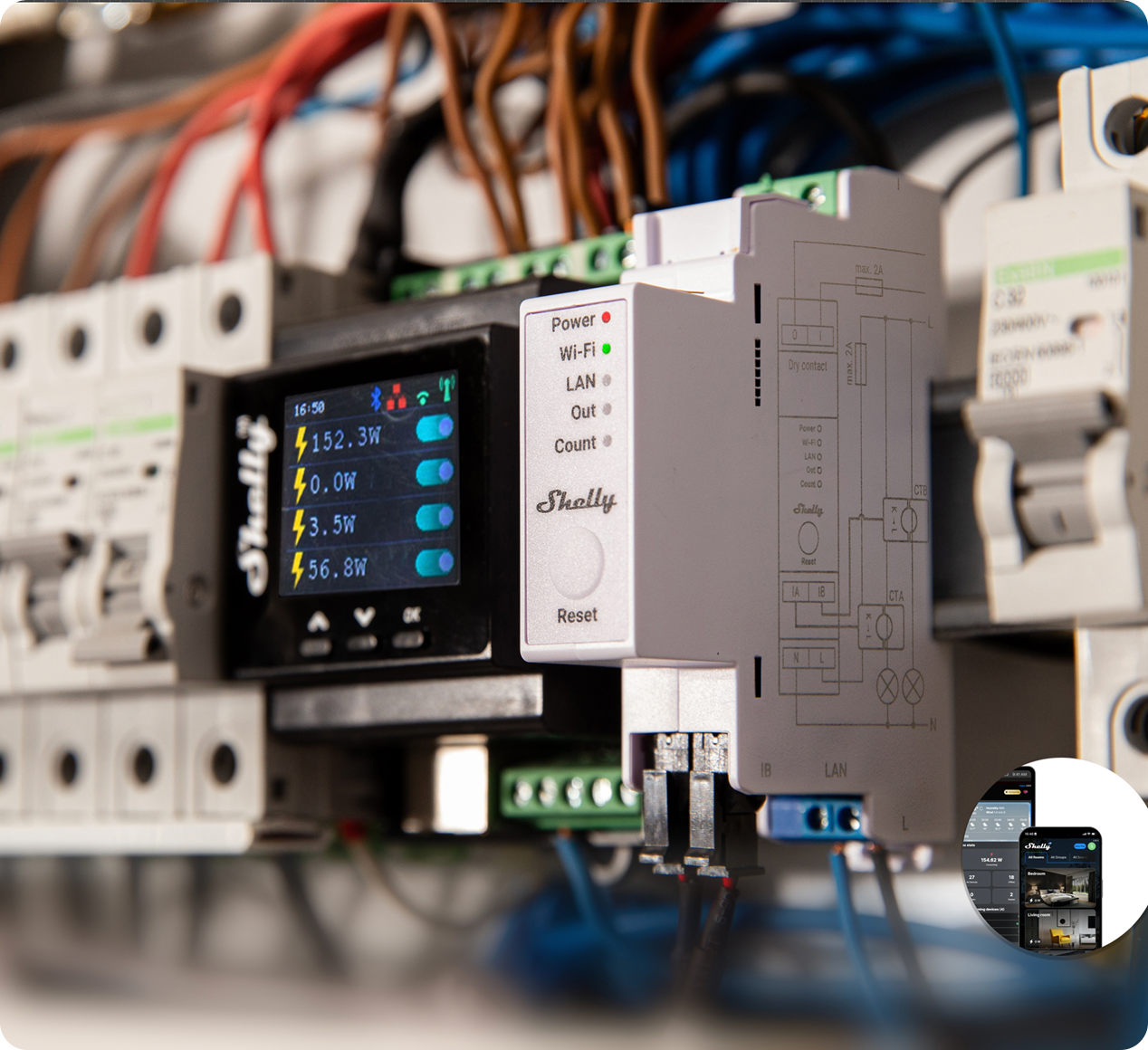 Close-up of an electrical control panel with a digital display, circuit breakers, wires, and a Shelly device showing power readings and status indicators. A small inset shows a zoomed-out view of the entire setup.